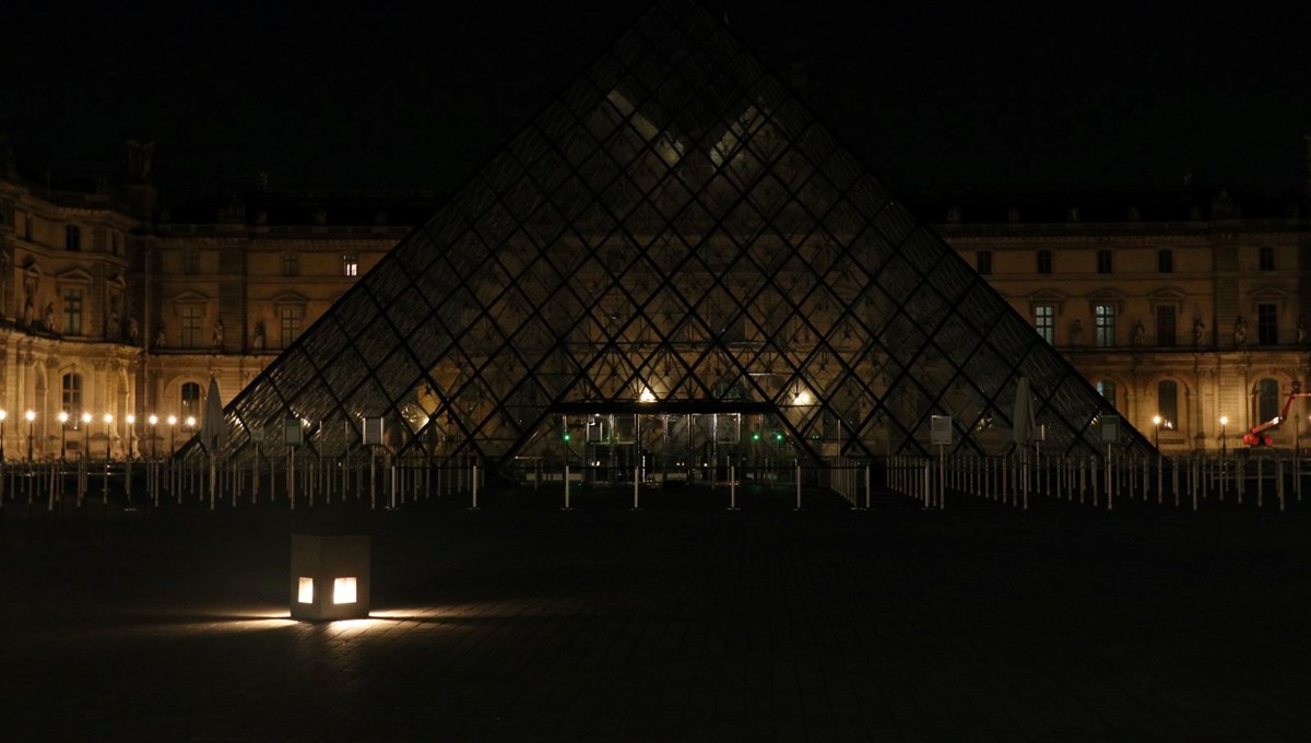 Louvre Müzesi piramidi enerji tasarrufu için erken karartıldı