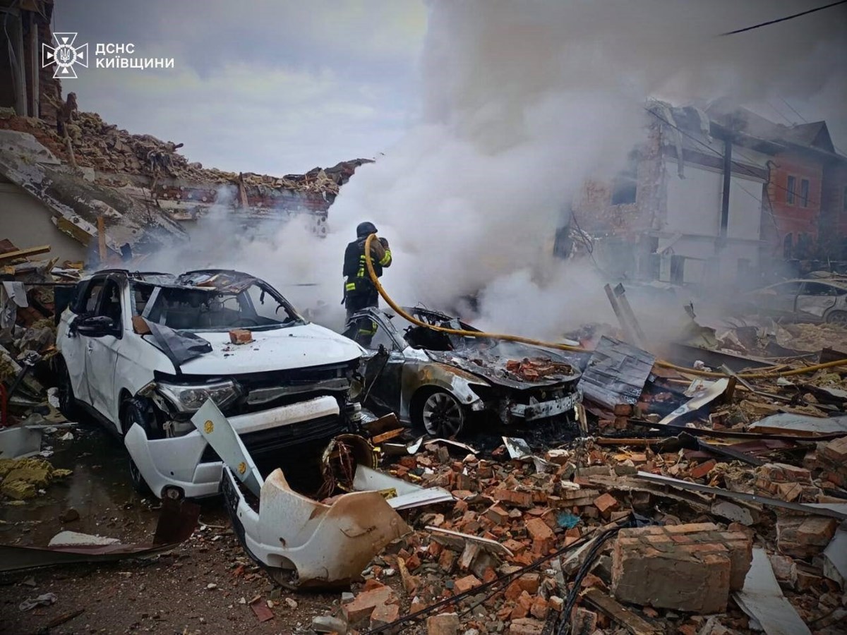 Gümrük bölgesindeki birçok araç saldırının ardından yandı.