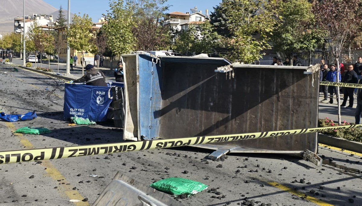 Kayseri'de kamyon otomobile çarptı: 1 ölü, 6 yaralı Kayseri'de kamyon otomobile çarptı: 1 ölü, 6 yaralı