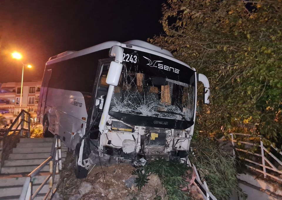 Antalya’da 7 aracın karıştığı kazada ortalık savaş alanına döndü: 1 ölü, 8 yaralı - 1