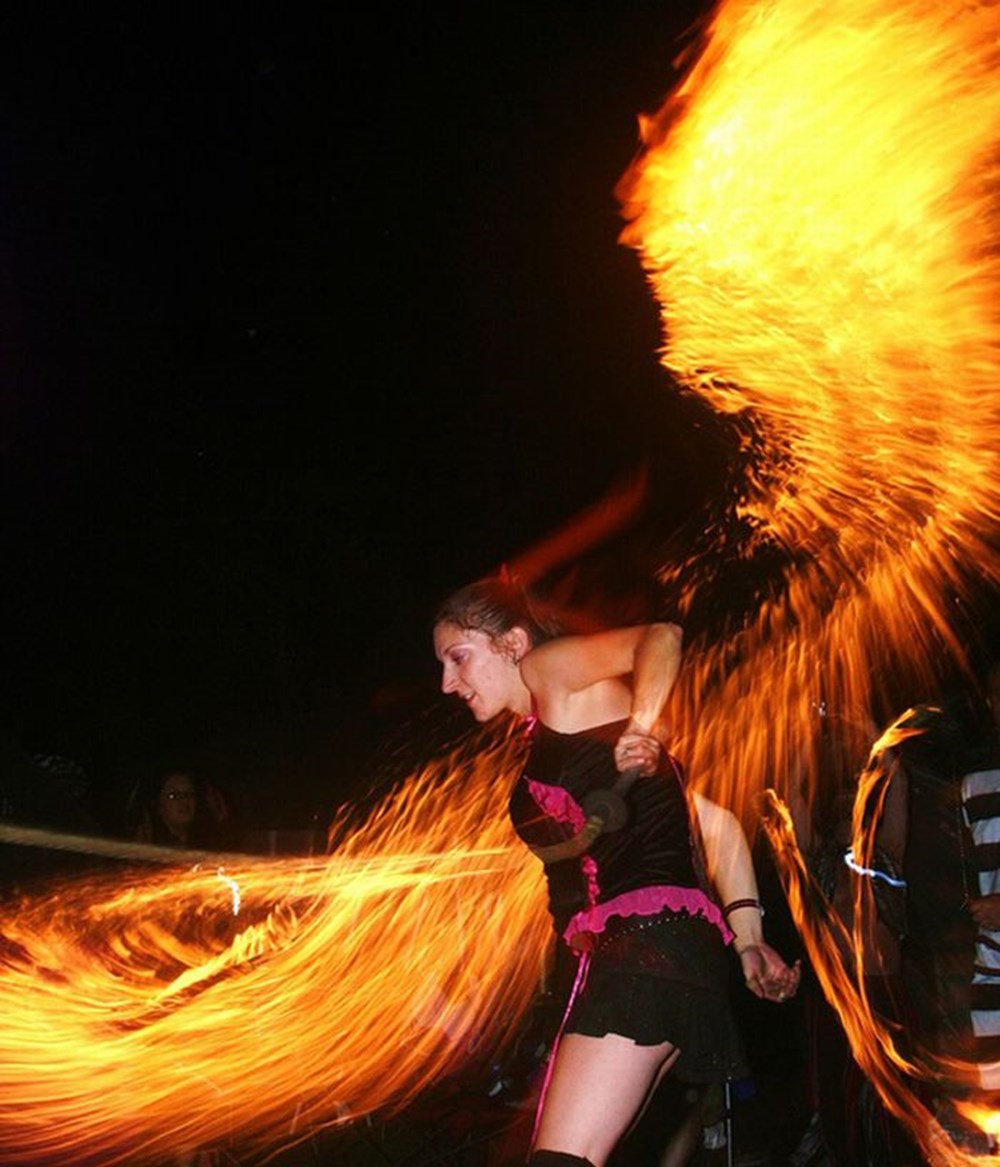 Fire dancing v3 b. Огненный танец. Танцующий огонь. Танец пламени. Танцует в огне.