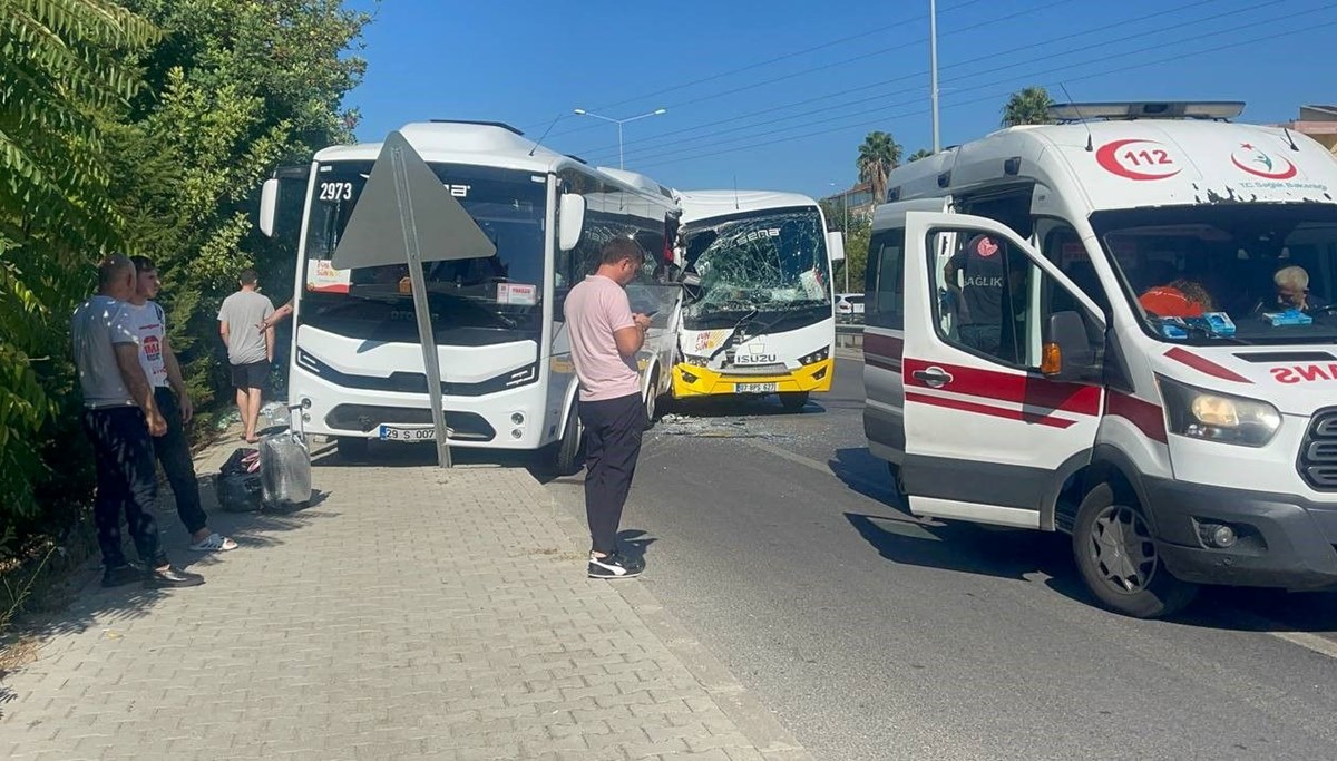 Antalya’da tur midibüsleri çarpıştı: 12 yaralı