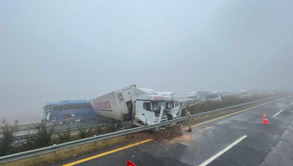 Şanlıurfa'da yolcu otobüsü ile 2 TIR çarpıştı: Ölü ve yaralılar var