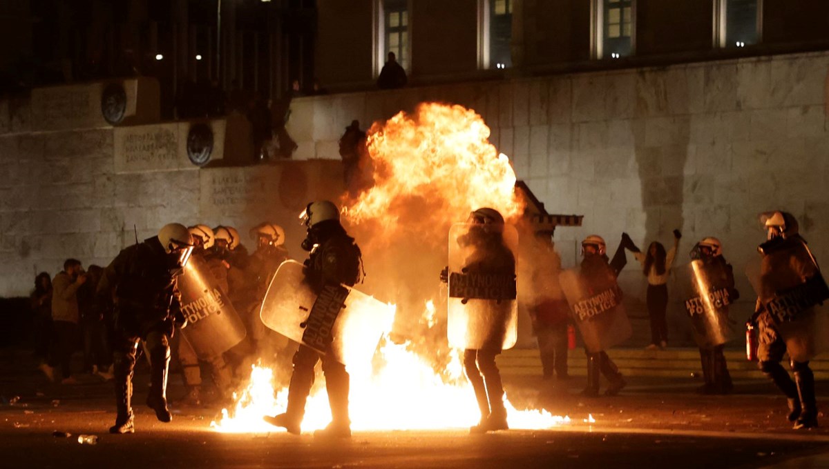 Yunanistan yangın yeri: Hükümet tren kazasında güvenoyu aldı, halk sokakları ateşe verdi