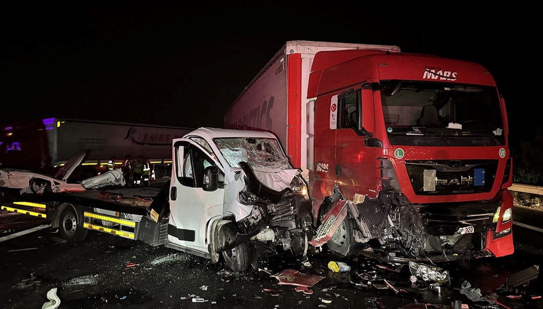 Tır otoyolda 3 aracı biçti