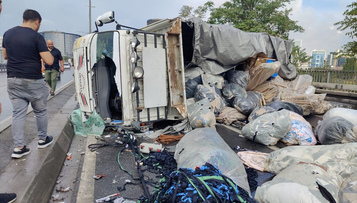 Küçükçekmece'de kamyonet devrildi (Trafikte aksama yaşanıyor)