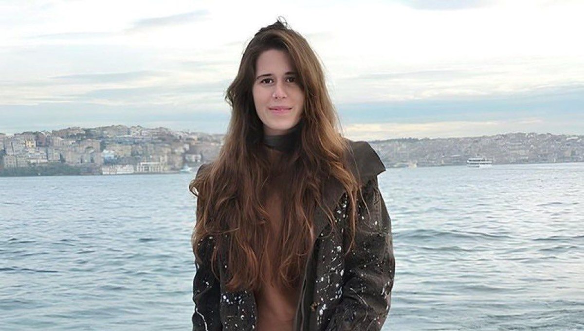 Çeşme'nin ilk kadın belediye başkanı Lal Denizli, görevine başladı Çeşme'nin ilk kadın belediye başkanı Lal Denizli, görevine başladı
