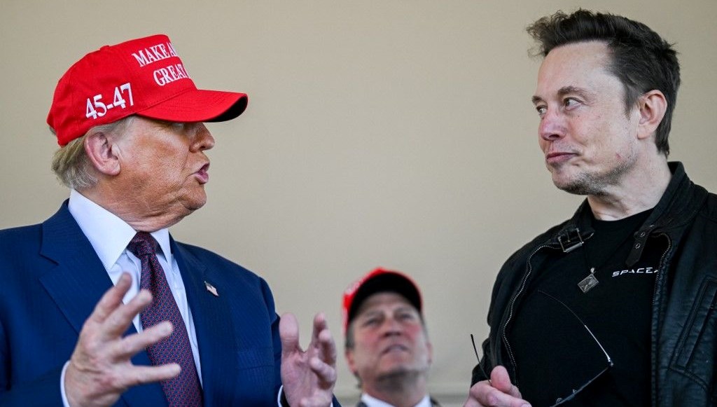 Yapay zekanın korkutan gücü: Trump, Musk'ın ayaklarını öptü!