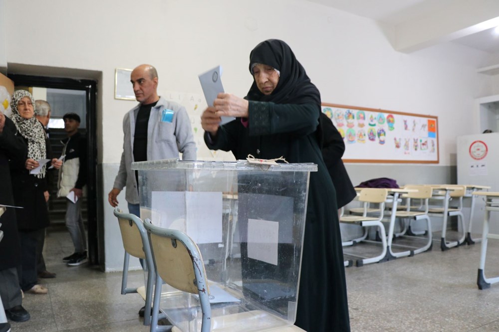 Türkiye sandık başında: 81 ilde oy verme işlemi başladı! Oy verme kaçta bitecek? Seçmenler nasıl oy kullanacak? - 8