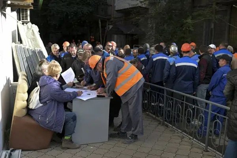 Ukrayna'nın doğusundaki referandumlar: Rus askeri kapı kapı dolaşıp oy topluyor - 6