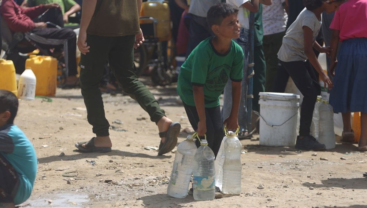 Gazze'de insanlık dramı devam ediyor: Temiz su için saatlerce sıra bekliyorlar