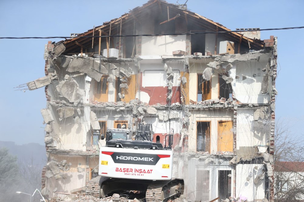 Düzce'deki depremde ağır hasar alan binalar yıkıldı - 4