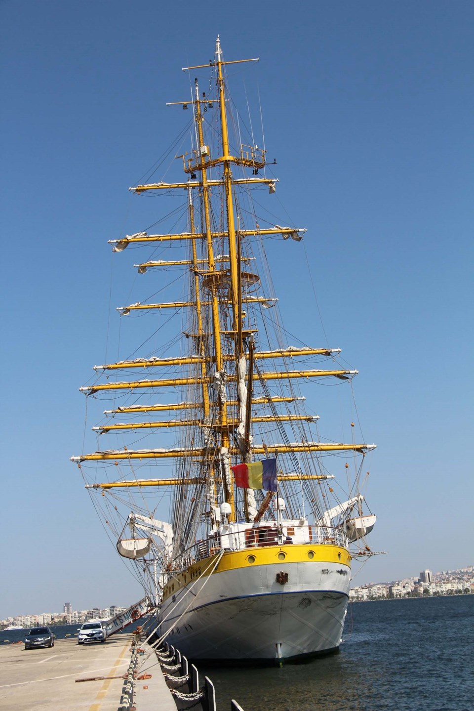 "data mobile" Nava Scoala Mircea ancorata nel porto di Smirne Alsancak - 3