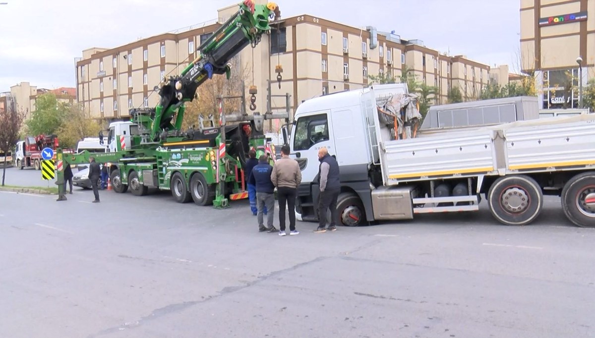 Başakşehir'de asfalt çöktü