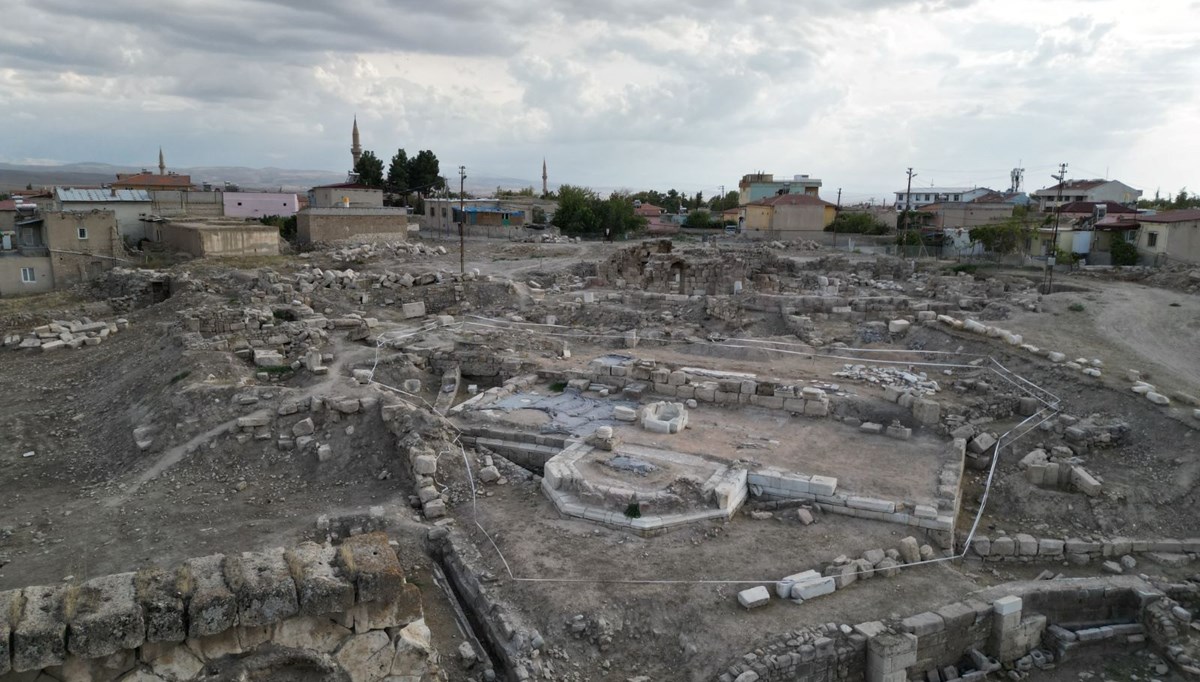 Tyana Antik Kenti'nde bin 500 yıllık vaftizhane gün yüzüne çıkıyor