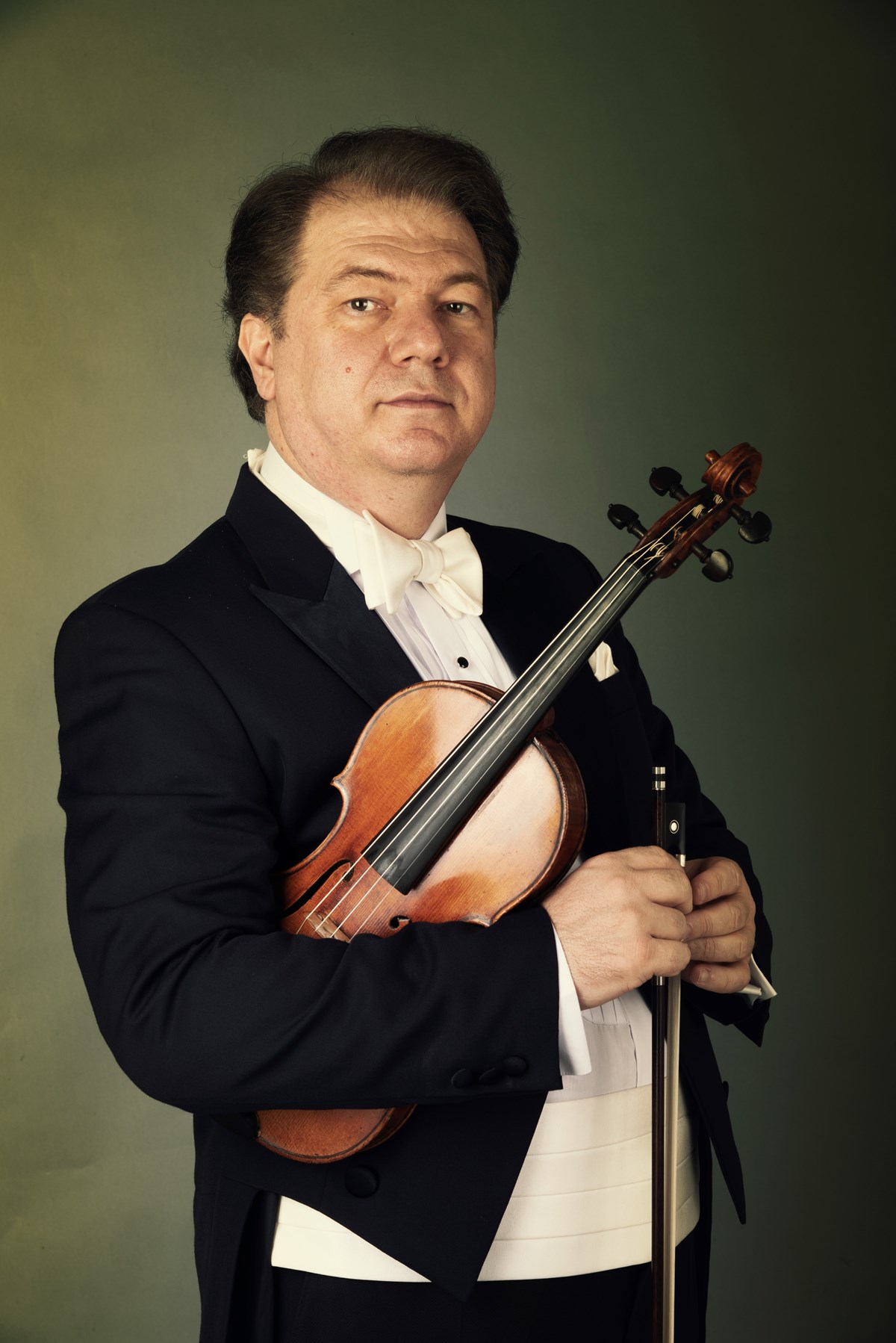 The famous violin virtuoso Cihat Aşkın will accompany the orchestra at the April 23 concert.