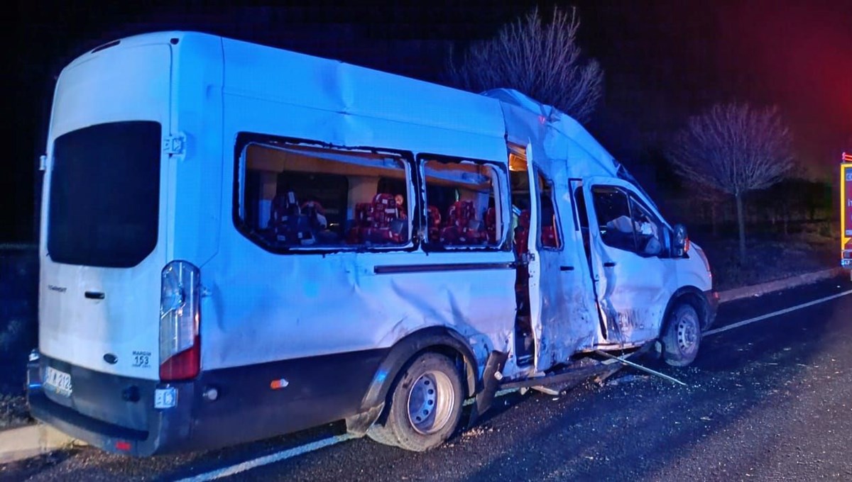 TIR ile öğrenci ve öğretmenlerin taşındığı minibüs çarpıştı: 7 yaralı TIR ile öğrenci ve öğretmenlerin taşındığı minibüs çarpıştı: 7 yaralı