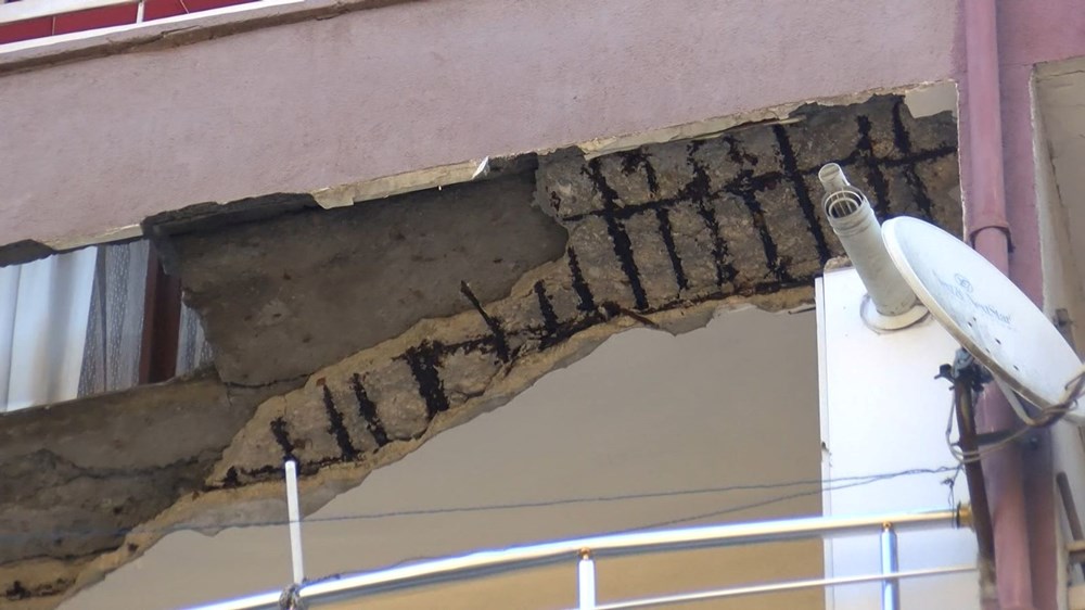 Güngören'de korku dolu anlar: Beş katlı binanın balkonu çöktü - 3