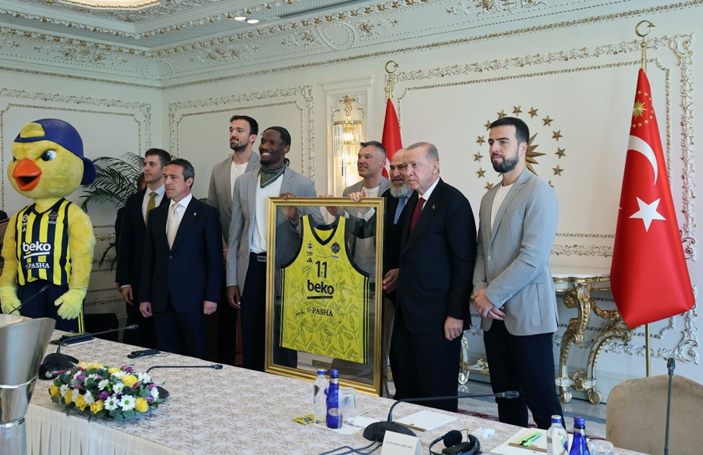 Cumhurbaşkanı Erdoğan, Fenerbahçe Beko'yu kabul etti: Nigel Hayes-Davis'ten forma hediyesi - 9