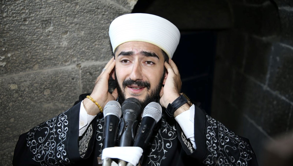 Diyarbakır'ın sıra dışı imamı: Yarış motosikletiyle ilgi odağı oluyor