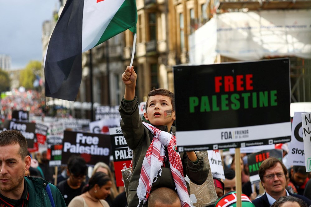 İngiltere'de Filistin ile dayanışma yürüyüşü: Binlerce kişi savaşın sona ermesi çağrısı yaptı - 12