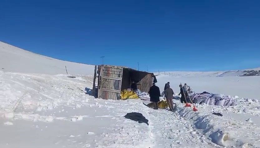 Erzurum'da yem yüklü kamyon devrildi