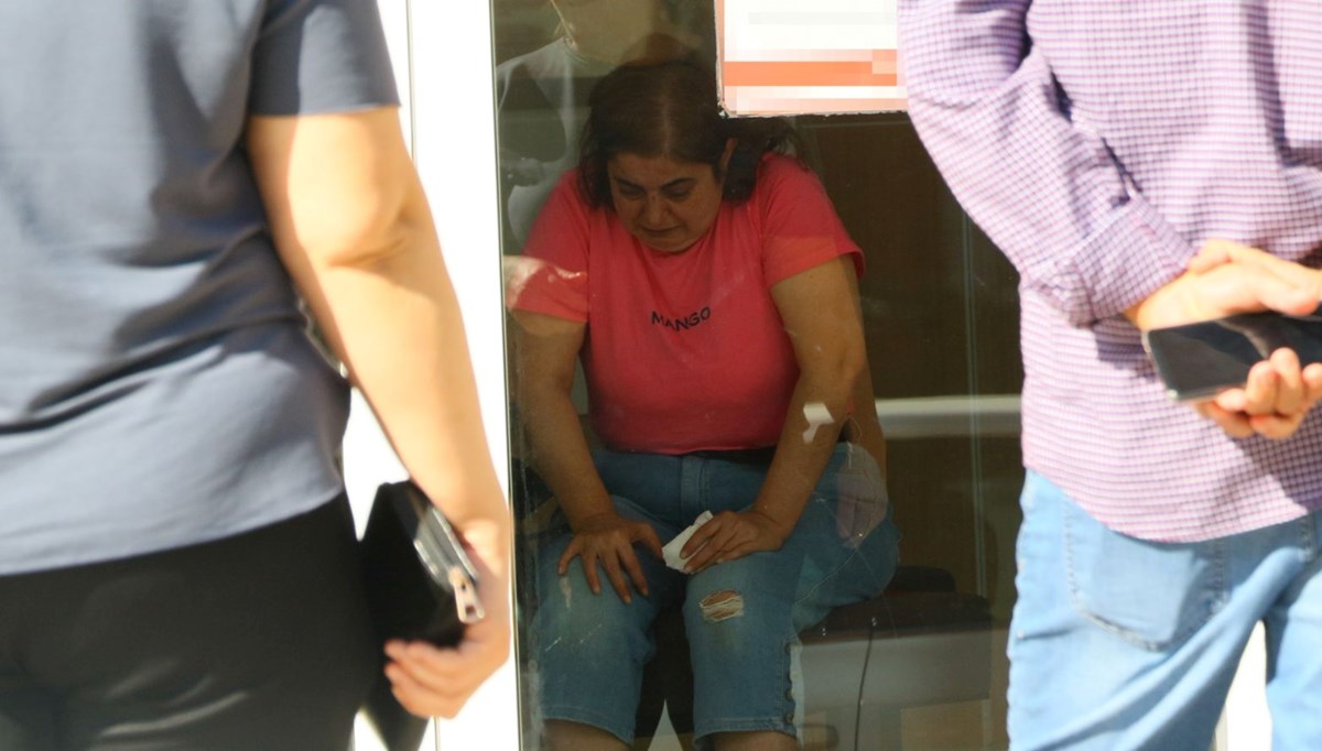 Antalya'da para yatıran kadına kapkaç şoku Antalya'da para yatıran kadına kapkaç şoku