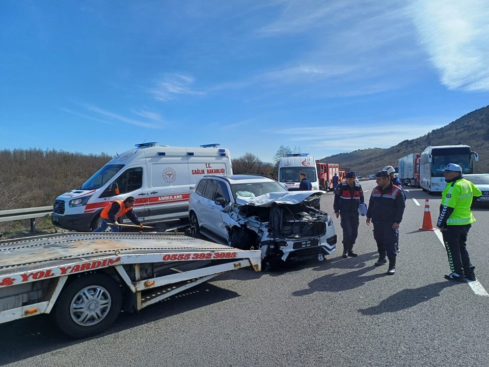 Anadolu Otoyolu'nda otomobil ile cip çarpıştı: 3 yaralı - 1