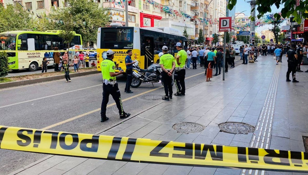Diyarbakır'da kıyafeti otobüsün kapısına sıkışan kadın hareket eden aracın altında kaldı