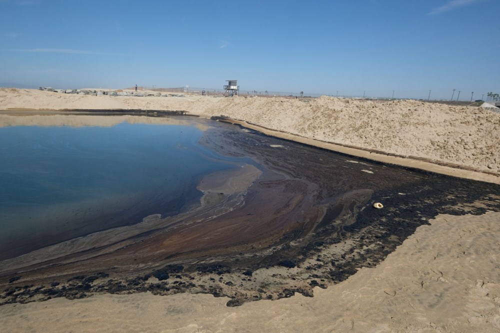 California’da çevre felaketi: Sahil petrolle kaplandı - 1