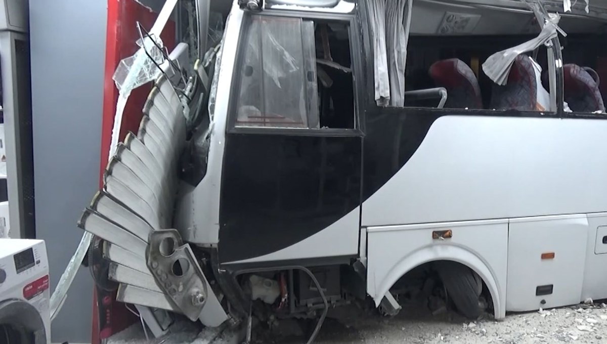 'Şoför uyudu' iddiası: Servis aracı mağazaya böyle girdi