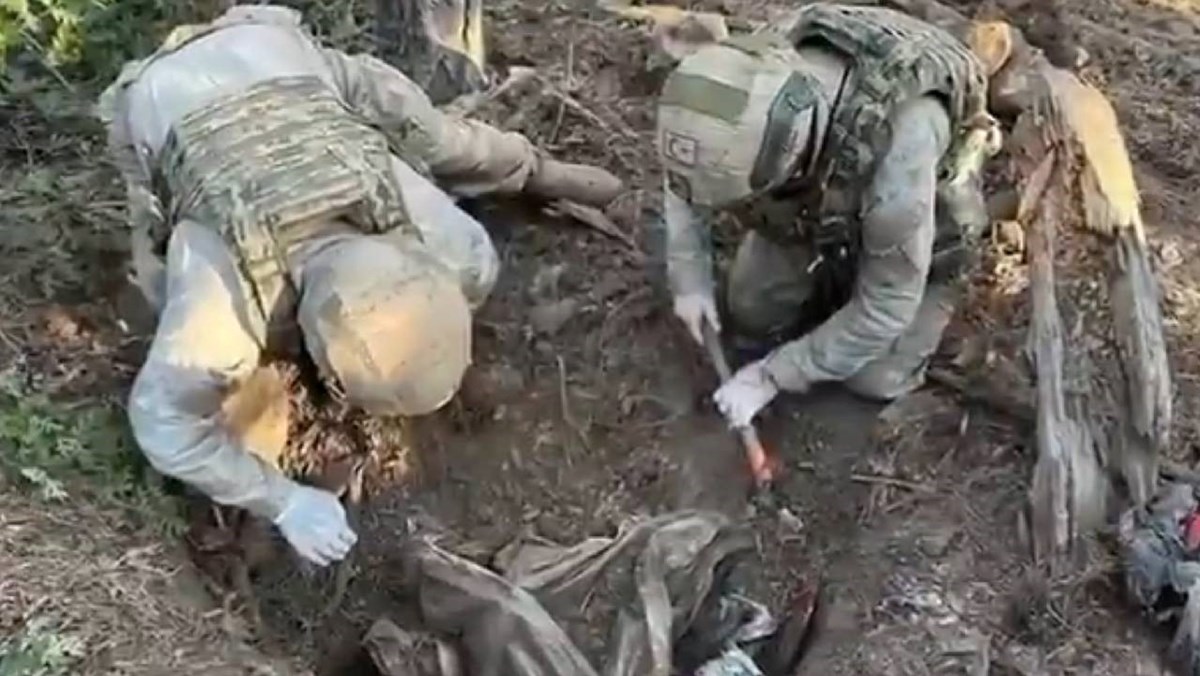 Jandarma Özel Harekat (JÖH), Jandarma Komando ve Güvenlik Korucuları ile Jandarma SİHA ve ATAK helikopterlerinin desteğiyle terör örgütüne yönelik yapılan operasyona ilişkin görüntüler. Görüntüler, İçişleri Bakanı Ali Yerlikaya tarafından sosyal medya hesabından paylaşıldı.