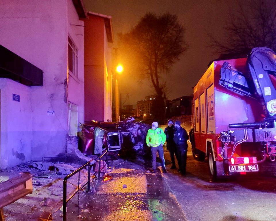 İzmit'te otomobil duvara çarptı: Anne ve baba öldü, kızları ağır yaralı - 1