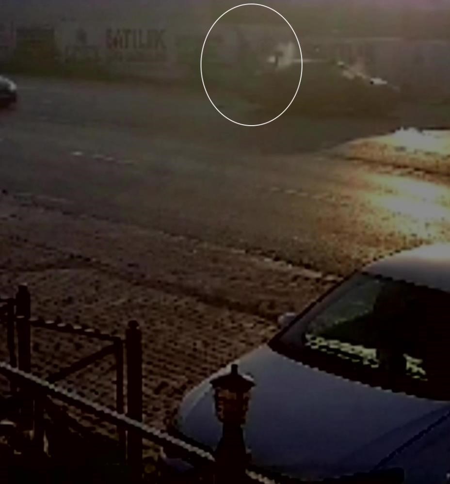 Motosikletin, otomobile ok gibi saplandığı anlar güvenlik kamerasıyla görüntülendi.