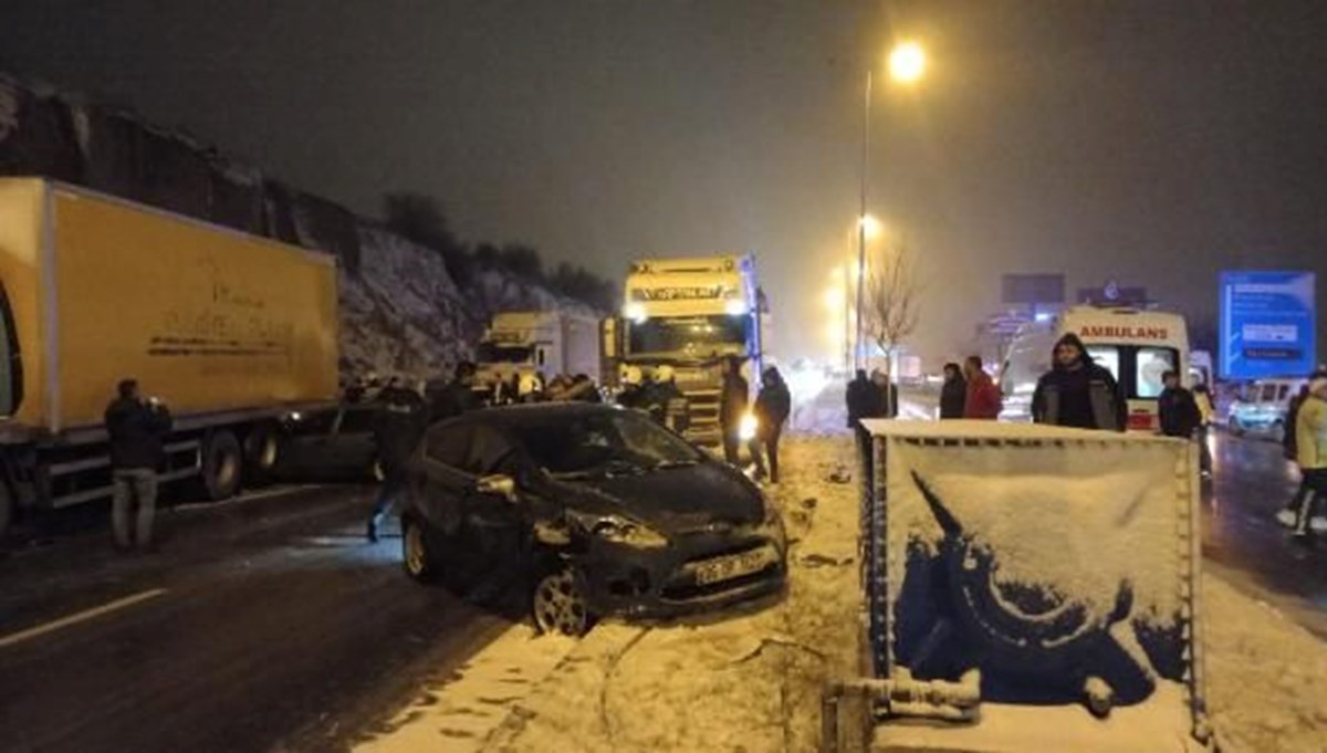 Kayseri'de 8 aracın karıştığı zincirleme trafik kazası: 5 kişi yaralı