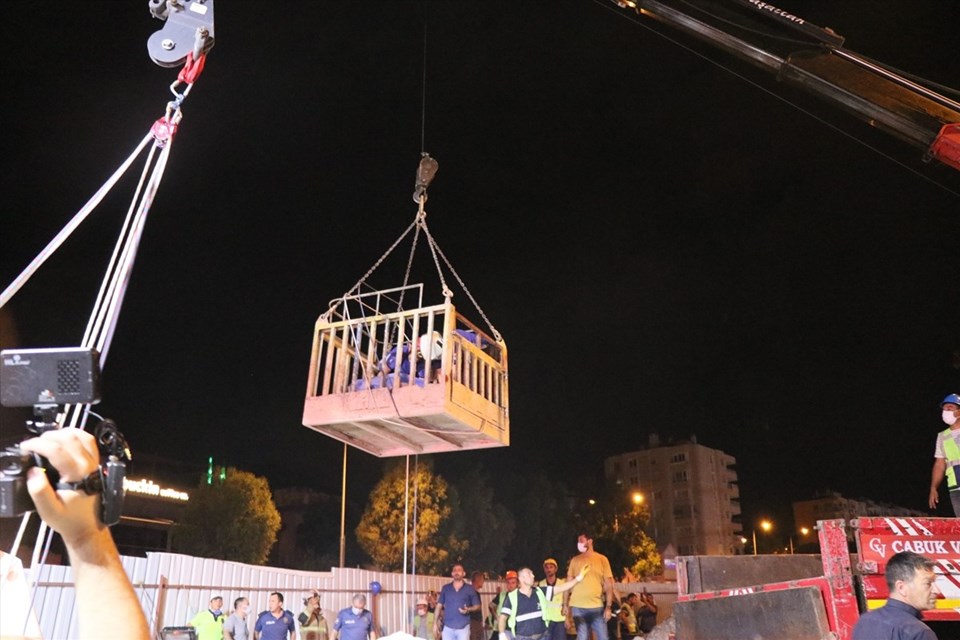 İzmir'de otomobil metro inşaatındaki boşluğa düştü: 1 ölü, 1 yaralı - 2