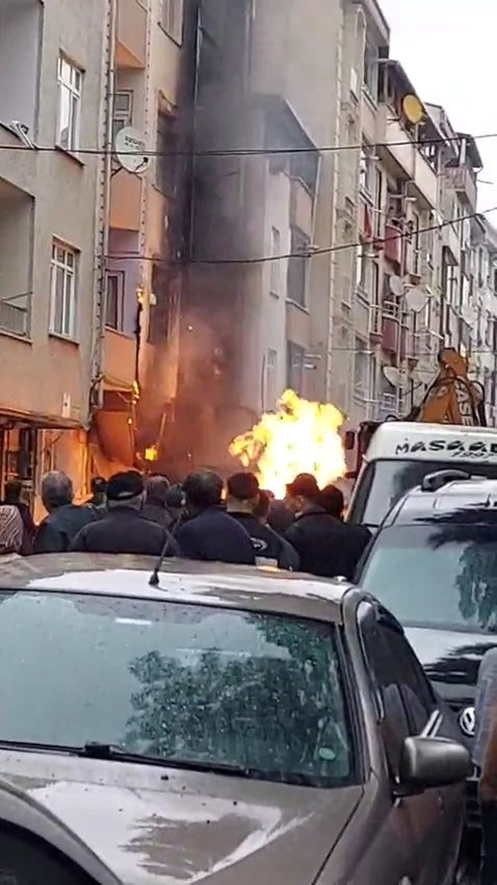 İstanbul'da 4 katlı binanın önünde doğalgaz patlaması 74 IV7A7VIgm0Ol9qryDGqlvA
