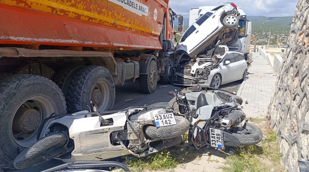 Mersin'de kamyon dehşeti: 13 motosiklet ile 2 otomobili biçti - 1