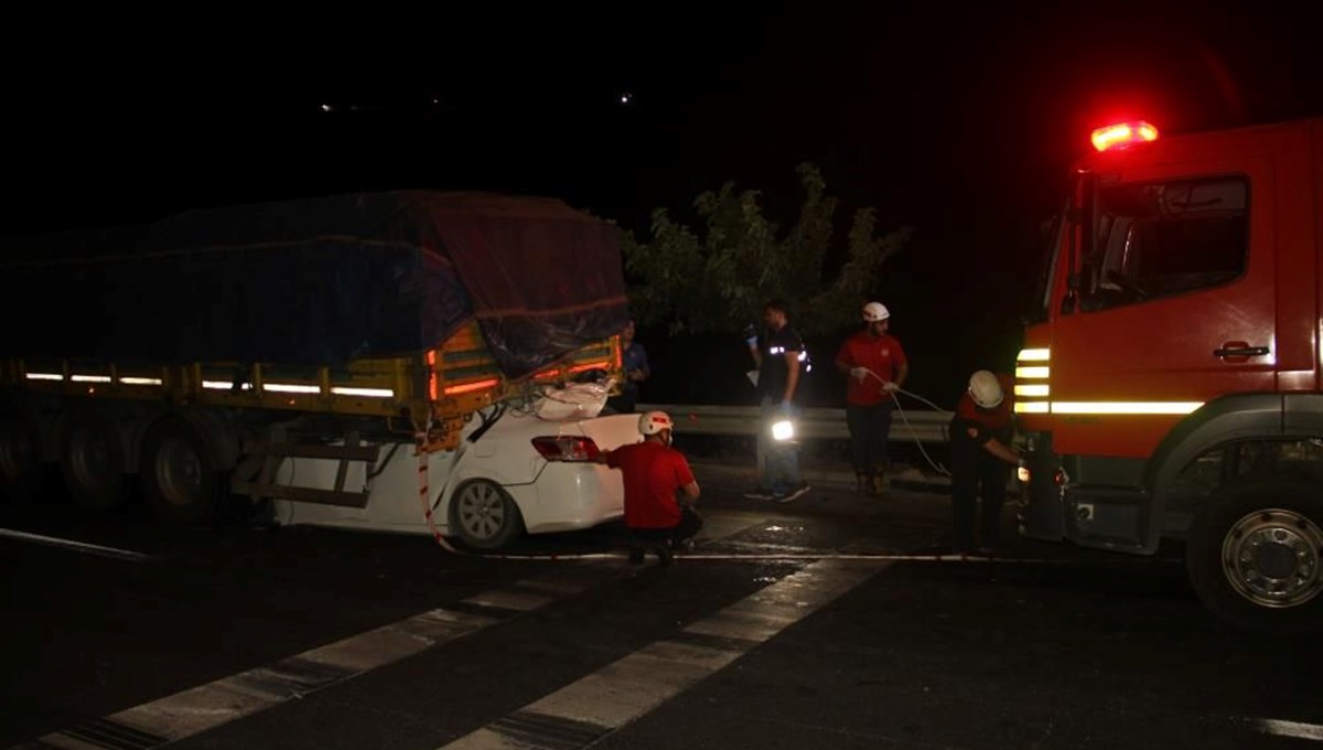 Şanlıurfa'da otomobil TIR'a arkadan çarptı: 2 ölü