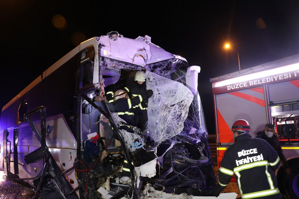 Yolcu otobüsü kamyona çarptı: 16 yaralı - 1