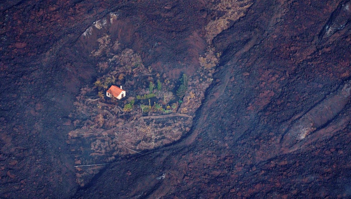 Kanarya Adaları'nın mucize evi: Etrafındaki her şey küle dönmesine rağmen hiçbir zarar görmedi