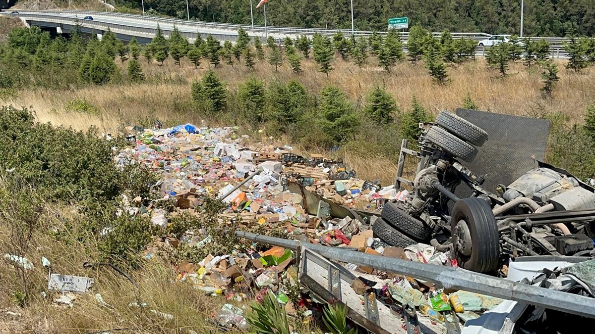 Kuzey Marmara Otoyolu’nda kamyon şarampole devrildi: 2 yaralı