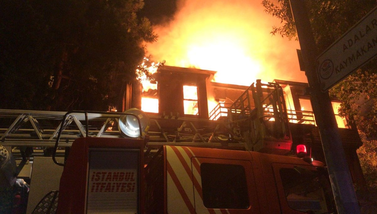 Büyükada'da metruk binada yangın Büyükada'da metruk binada yangın