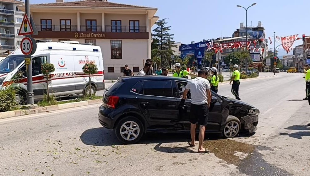İki araç kafa kafaya çarpıştı: Yaralılar var