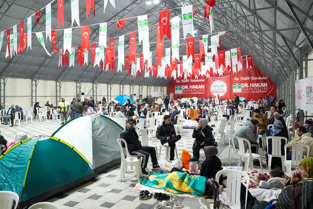 İstanbul'da kimi vatandaşlar geceyi dışarıda geçirdi 79 IXMOOeS7YE2cENoDyv6lqw