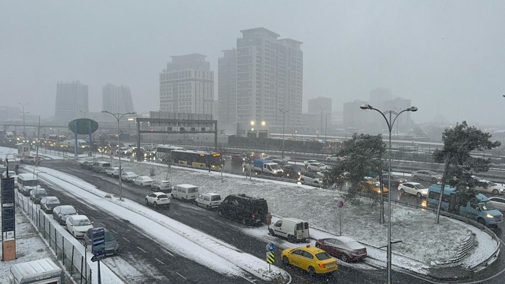 İstanbul’da kar aniden bastırdı: Yüksek kesimler beyaza büründü (İstanbul'da kar yağışı ne kadar sürecek?) - 2