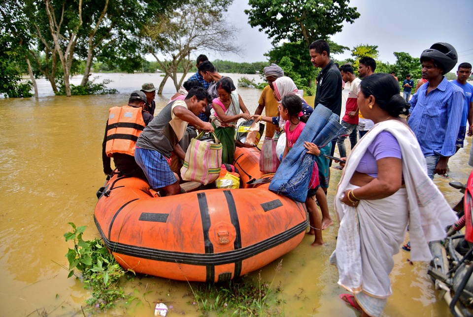 Hindistan ve Bangladeş'teki sel, heyelan ve fırtınalarda en az 57 kişi öldü - 1