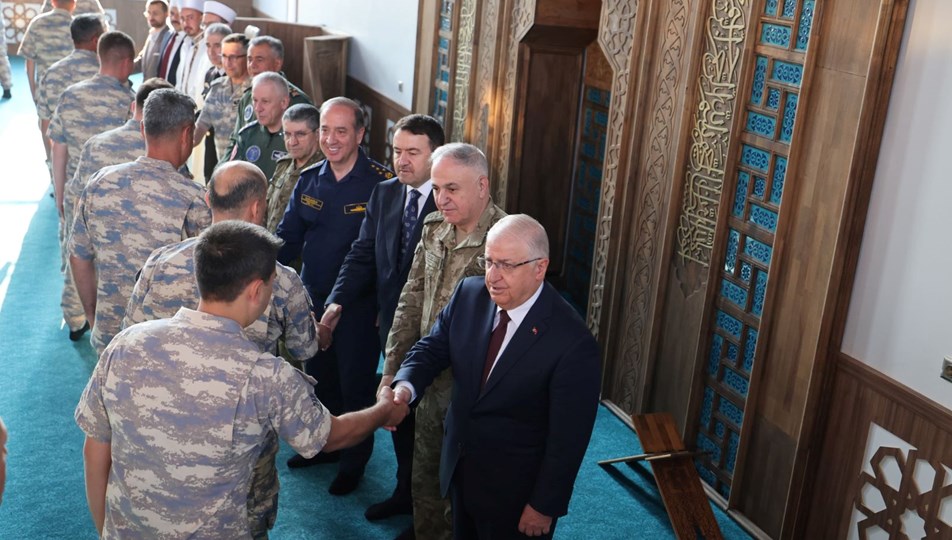 Yaşar Güler Mehmetçikle bayramlaştı