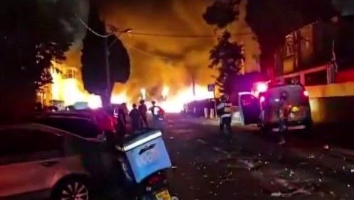 İran, İsrail'i vurdu: Hayfa sokaklarında yangın