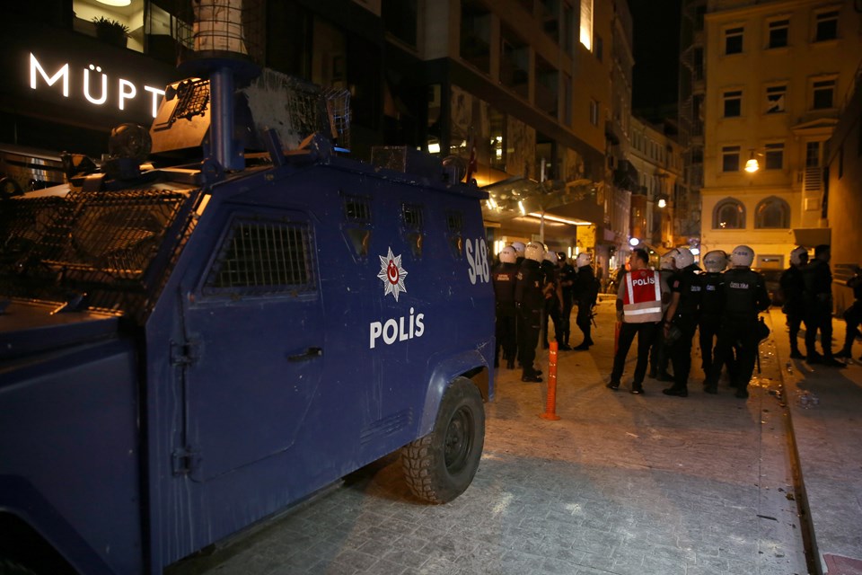 Beyoğlu'nda taşkınlık çıkartan Olympiakos taraftarına polis müdahalesi - 1